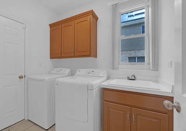 Photo 4 of Single family home for sale at 427 W Natoma Ave, Addison, IL 60101 | MLS# 12726835 | Listing updated on 2026-08-30
