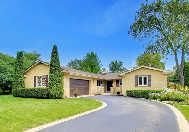 Single family home for sale at 206 W Hiawatha Trl, Mount Prospect, IL 60056 | MLS# 12726884