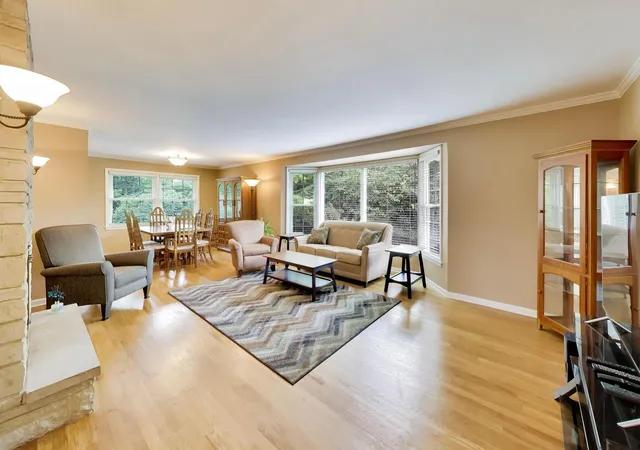 Photo 3 of Single family home for sale at 206 W Hiawatha Trl, Mount Prospect, IL 60056 | MLS# 12726884 | Listing updated on 2026-09-28