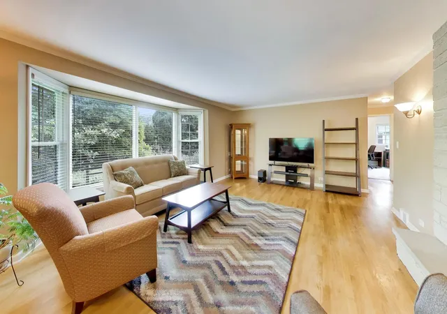 Photo 4 of Single family home for sale at 206 W Hiawatha Trl, Mount Prospect, IL 60056 | MLS# 12726884 | Listing updated on 2026-09-28