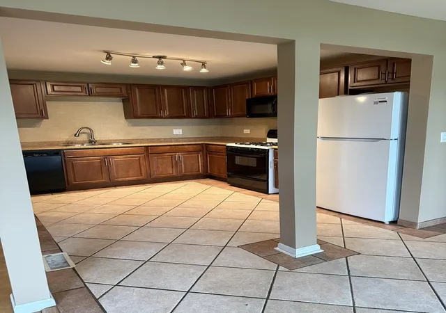 Photo 3 of Townhouse for sale at 227 Lakeshore Ln, Bloomingdale, IL 60108 | MLS# 12726893 | Listing updated on 2026-09-29