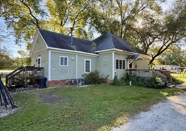 Photo 2 of Single family home for sale at 303 N Hopkins St, Newman, IL 61942 | MLS# 12726983 | Listing updated on 2026-10-12