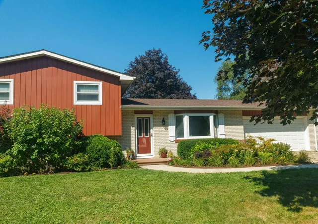 Photo 2 of Single family home for sale at 936 Estes St, Gurnee, IL 60031 | MLS# 12727015 | Listing updated on 2026-09-21