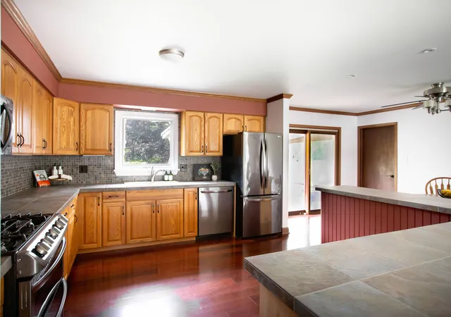 Photo 4 of Single family home for sale at 936 Estes St, Gurnee, IL 60031 | MLS# 12727015 | Listing updated on 2026-09-21