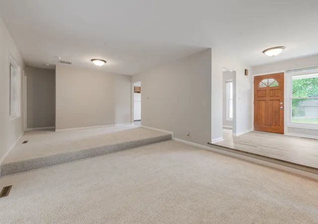 Photo 2 of Single family home for sale at 901 Hampton Ct, Mc Henry, IL 60050 | MLS# 12727084 | Listing updated on 2026-09-04