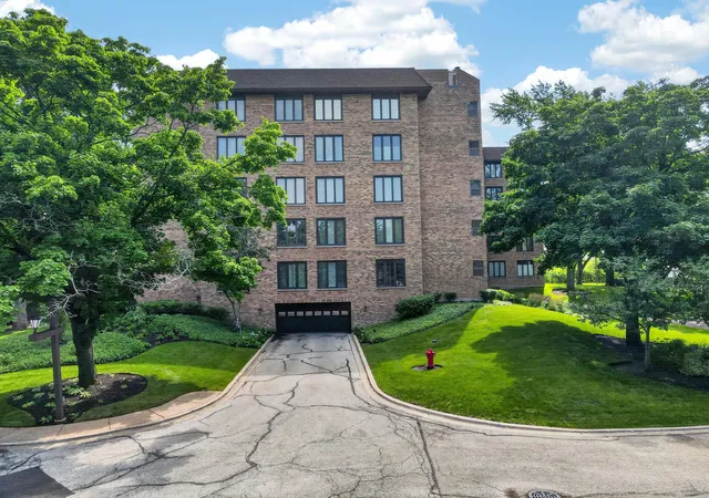 2nd image of 1831 E Mission Hls Rd, Northbrook, IL 60062