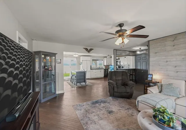 Photo 2 of Single family home for sale at 827 W Ne Shore Dr, Mc Henry, IL 60051 | MLS# 12727148 | Listing updated on 2026-09-22