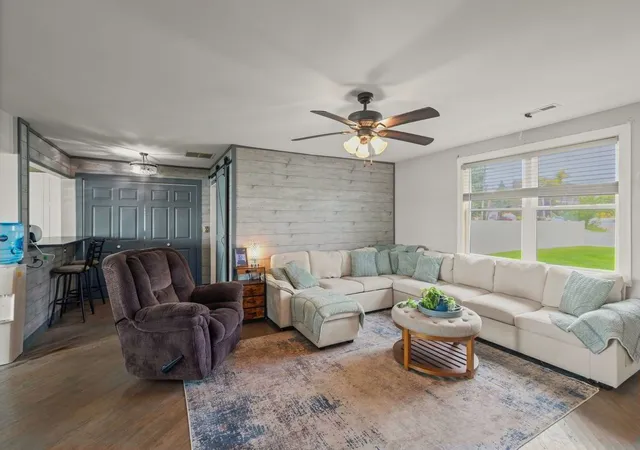 Photo 3 of Single family home for sale at 827 W Ne Shore Dr, Mc Henry, IL 60051 | MLS# 12727148 | Listing updated on 2026-09-22