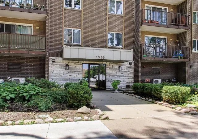 Listing Photo 4 - Condo for sale in building located at 1365 Ashland Ave, Des Plaines, IL 60016 - Unit #501
