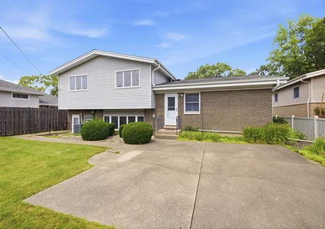 Photo 3 of Single family home for sale at 461 Dorothy Dr, Des Plaines, IL 60016 | MLS# 12727216 | Listing updated on 2026-08-27