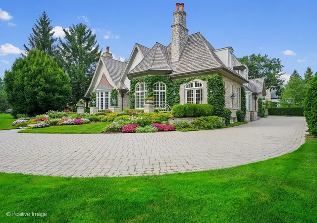 Photo 2 of Mansion for sale at 909 Cleveland Rd, Hinsdale, IL 60521 | MLS# 12727217 | Listing updated on 2026-09-11