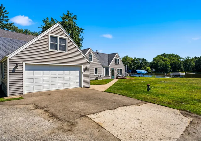 Photo 4 of Single family home for sale at 4400 Riverside Dr, Crystal Lake, IL 60014 | MLS# 12727306 | Listing updated on 2026-10-05
