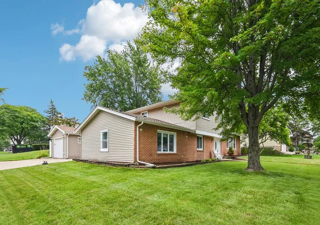 2nd image of 7 Derbyshire Ct, Bolingbrook, IL 60440 | MLS# 12727328