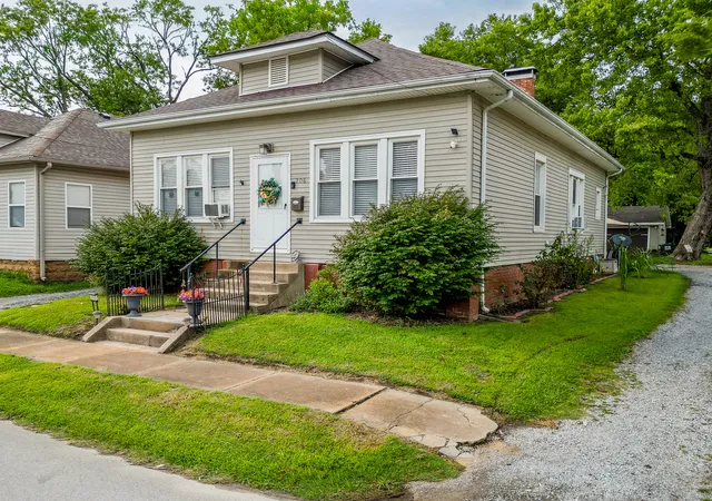 Photo 1 of Single family home for sale at 206 W White St, Marion, IL 62959 | MLS# 12727434 | Listing updated on 2026-08-31