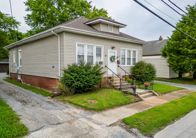 Photo 2 of Single family home for sale at 206 W White St, Marion, IL 62959 | MLS# 12727434 | Listing updated on 2026-08-31