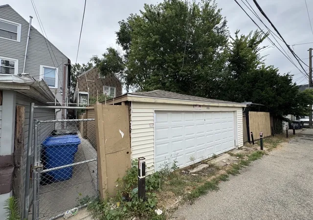 Listing Photo 2 - Condo for sale in building located at 4324 S Hermitage Ave, Chicago, IL 60609 - Unit #