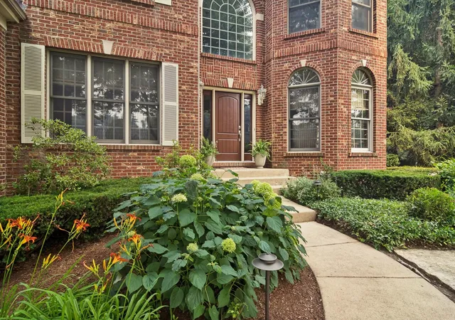 Photo 4 of Single family home for sale at 5617 Winding Rd, Crystal Lake, IL 60014 | MLS# 12727551 | Listing updated on 2026-09-07