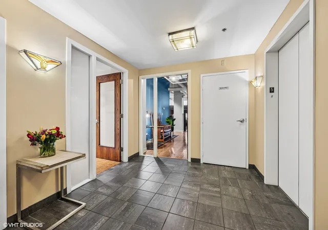 3rd image of 6 E Monroe St, Chicago, IL 60603