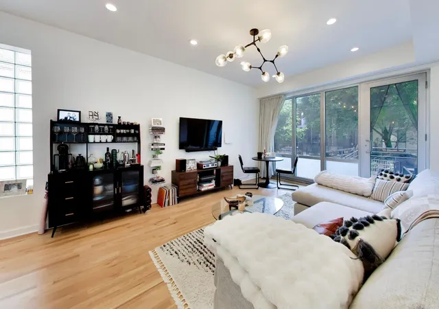 Listing Photo 5 - Condo for sale in building located at 920 N Hermitage Ave, Chicago, IL 60622 - Unit #1F
