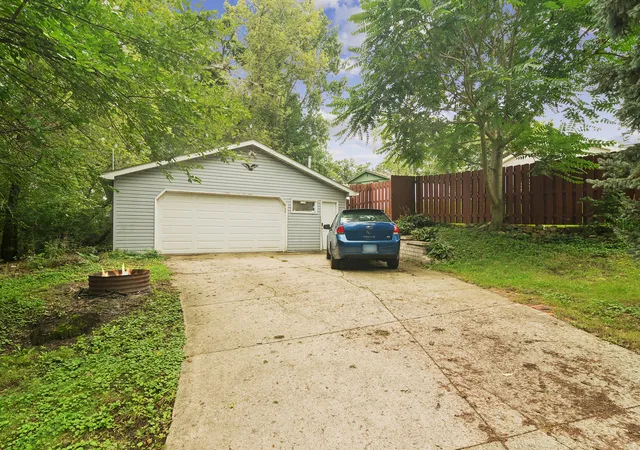Photo 3 of Single family home for sale at 5506 E Lake Shore Dr, Wonder Lake, IL 60097 | MLS# 12727717 | Listing updated on 2026-10-03