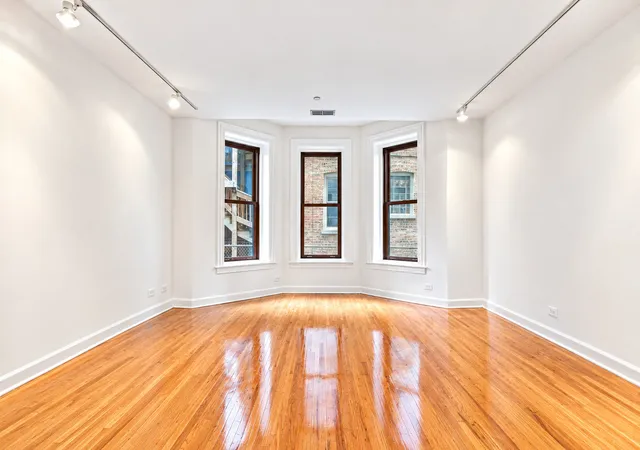 Photo 3 of Condo for sale at 550 W Surf St #117, Chicago, IL 60657 | MLS# 12727747 | Listing updated on 2026-09-23