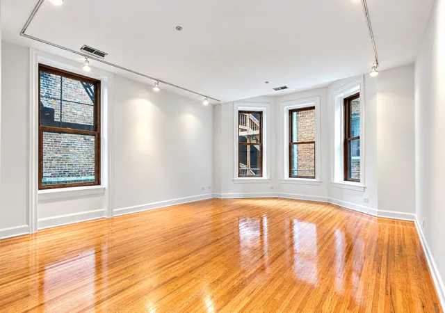 Listing Photo 5 - Condo for sale in building located at 550 W Surf St, Chicago, IL 60657 - Unit #117