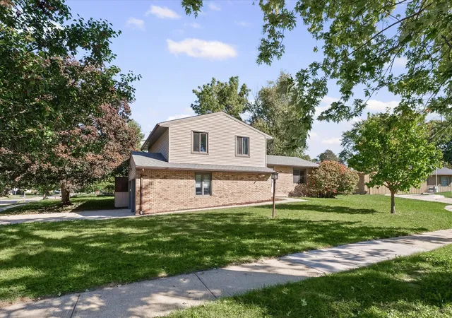 Photo 2 of Single family home for sale at 2006 Clover Ct E, Champaign, IL 61821 | MLS# 12727791 | Listing updated on 2026-10-08