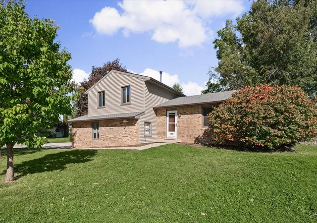 Photo 3 of Single family home for sale at 2006 Clover Ct E, Champaign, IL 61821 | MLS# 12727791 | Listing updated on 2026-10-08