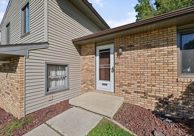Photo 4 of Single family home for sale at 2006 Clover Ct E, Champaign, IL 61821 | MLS# 12727791 | Listing updated on 2026-10-08