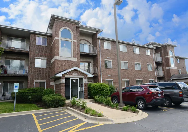 Photo 2 of Condo for sale at 881 N Swift Rd #306, Addison, IL 60101 | MLS# 12727884 | Listing updated on 2026-08-14