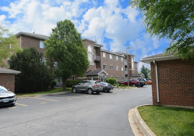 Listing Photo 4 - Condo for sale in building located at 881 N Swift Rd, Addison, IL 60101 - Unit #306