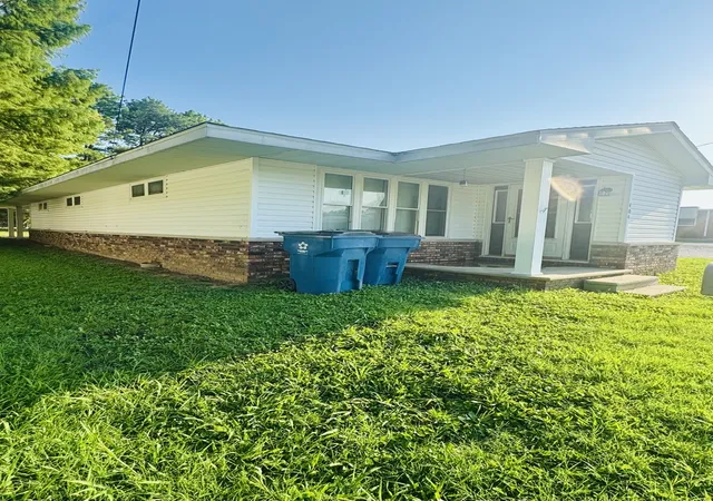 Photo 3 of Single family home for sale at 404 W 9th Street, Christopher, IL 62822 | MLS# 12727933 | Listing updated on 2026-08-31