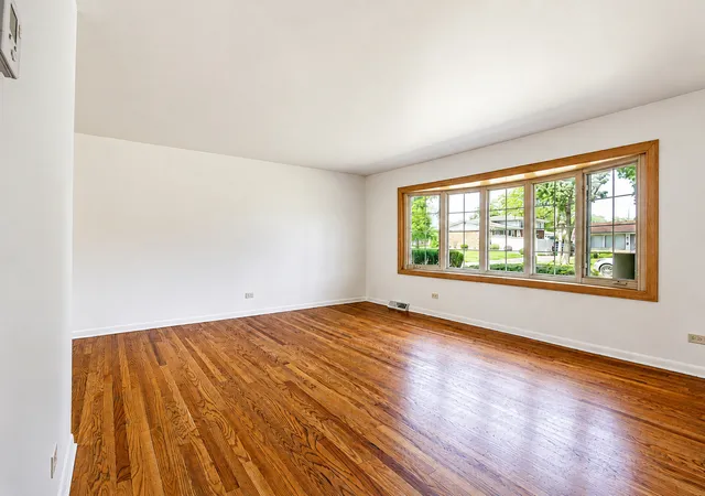 Photo 4 of Single family home for sale at 64 Peyton Dr, Chicago Heights, IL 60411 | MLS# 12727949 | Listing updated on 2026-10-01