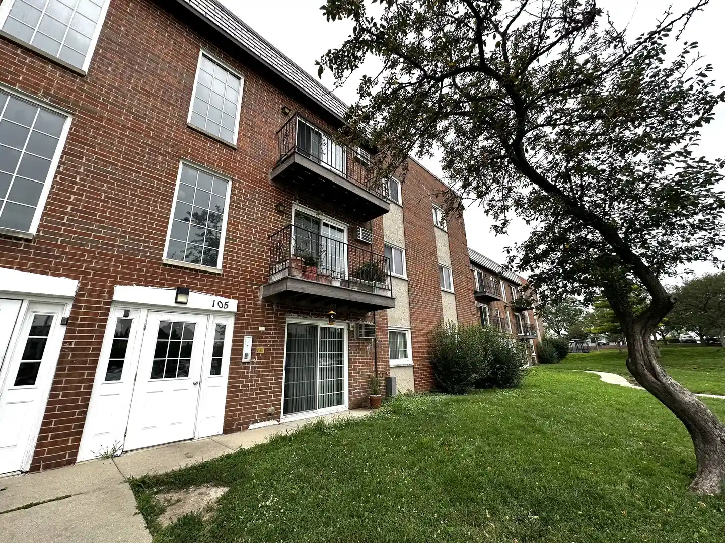 Listing Photo 2 - Condo for sale in 105 W Elk Trl located at 105 W Elk Trl, Carol Stream, IL 60188 - Unit #105