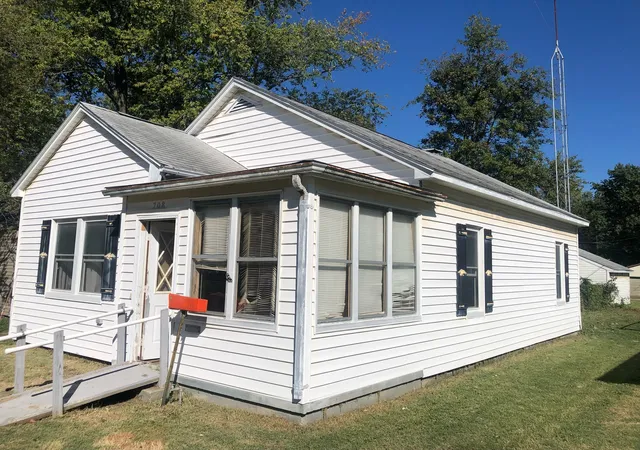 Photo 1 of Single family home for sale at 708 E 11th Street, Centralia, IL 62801 | MLS# 12727984 | Listing updated on 2026-09-16