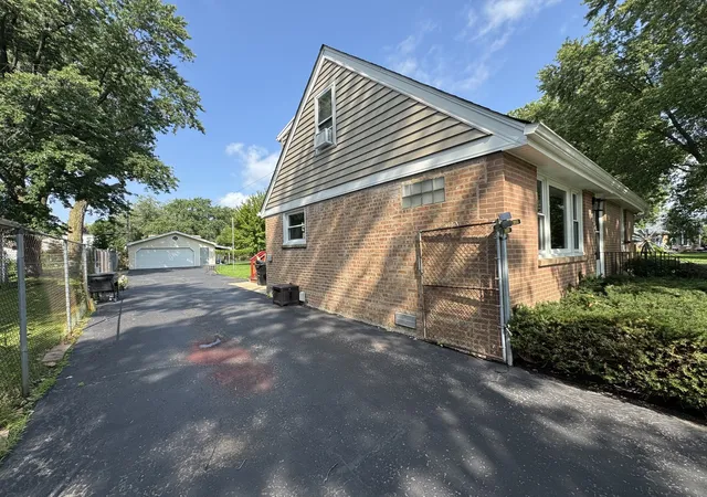 Photo 2 of Single family home for sale at 6806 Maple Ct, Bridgeview, IL 60455 | MLS# 12727995 | Listing updated on 2026-09-22