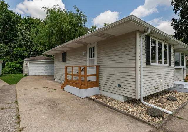 Photo 4 of Single family home for sale at 391 33rd Avenue Ct, East Moline, IL 61244 | MLS# 12728009 | Listing updated on 2026-08-13