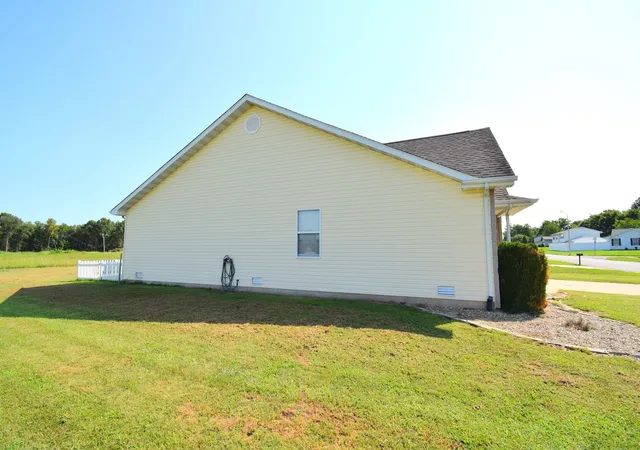 Photo 2 of Single family home for sale at 4304 Woodglen Ln, Mt Vernon, IL 62864 | MLS# 12728108 | Listing updated on 2026-08-16