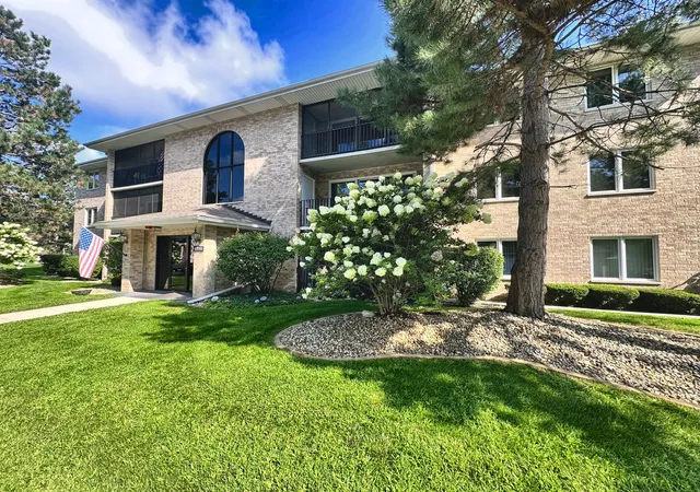 Listing Photo 2 - Condo for sale in building located at 4950 134Th Ct, Crestwood, IL 60445 - Unit #503