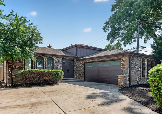 Photo 1 of Single family home for sale at 216 W Kimbell Ave, Elmhurst, IL 60126 | MLS# 12728283 | Listing updated on 2026-08-14