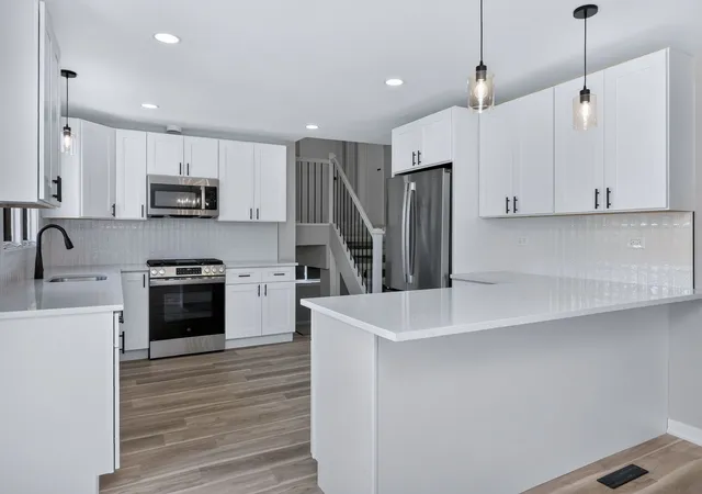 Photo 4 of Single family home for sale at 216 W Kimbell Ave, Elmhurst, IL 60126 | MLS# 12728283 | Listing updated on 2026-08-14