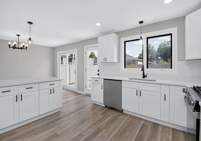 Photo 5 of Single family home for sale at 216 W Kimbell Ave, Elmhurst, IL 60126 | MLS# 12728283 | Listing updated on 2026-08-14