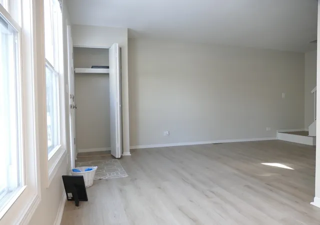 Photo 4 of Townhouse for sale at 328 Farmingdale Cir, Vernon Hills, IL 60061 | MLS# 12728287 | Listing updated on 2026-09-01