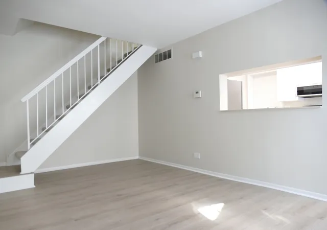 Photo 5 of Townhouse for sale at 328 Farmingdale Cir, Vernon Hills, IL 60061 | MLS# 12728287 | Listing updated on 2026-09-01