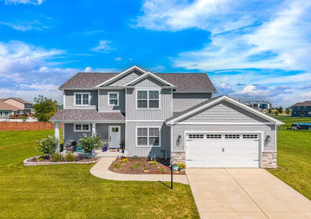 Photo 1 of Single family home for sale at 520 Prairie Meadows Dr, Heyworth, IL 61745 | MLS# 12728334 | Listing updated on 2026-10-01