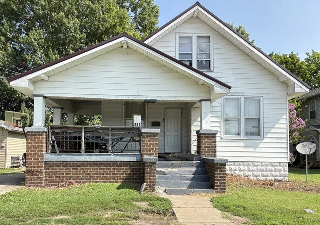 Photo 1 of Single family home for sale at 310 E Hester St, Carbondale, IL 62901 | MLS# 12728403 | Listing updated on 2026-09-03