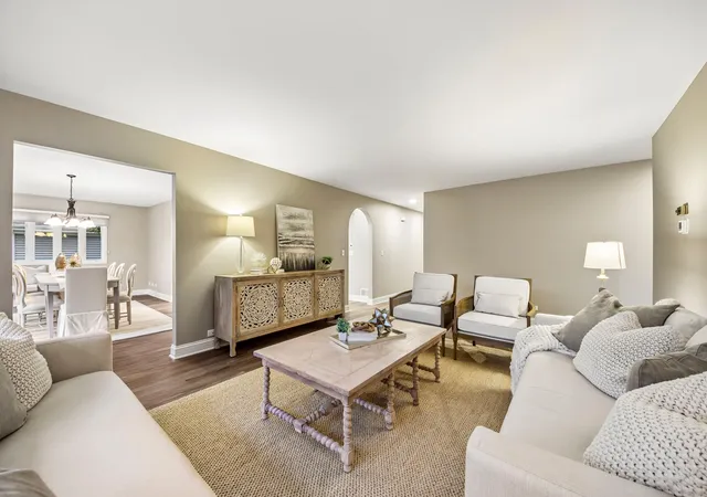 Listing Photo 5 - Condo for sale in building located at 281 Governors Ln, Elgin, IL 60123 - Unit #281