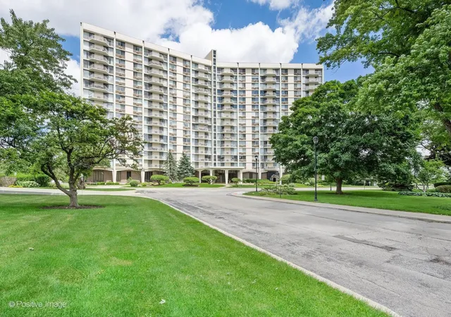 Photo 2 of Condo for sale at 40 N Tower Rd #5A, Oak Brook, IL 60523 | MLS# 12728492 | Listing updated on 2026-08-15