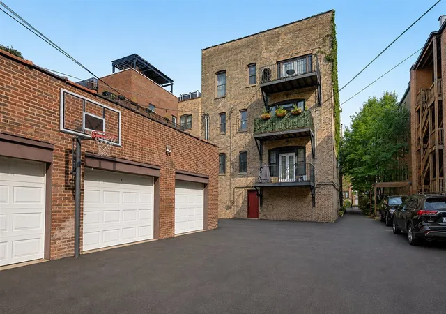 Listing Photo 5 - Condo for sale in building located at 443 W Aldine St, Chicago, IL 60657 - Unit #3