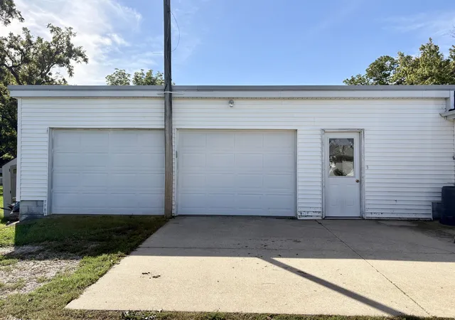 Photo 3 of Single family home for sale at 410 N Main St, Cambridge, IL 61238 | MLS# 12728704 | Listing updated on 2026-09-30